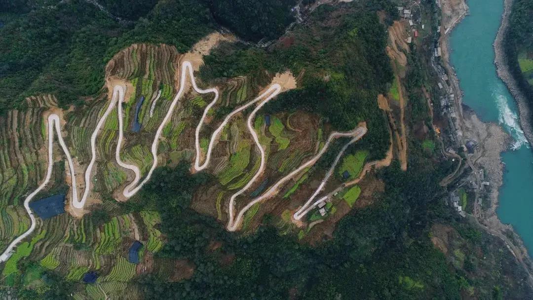 美麗公路丨“車在江邊走，人在畫中游”的怒江大峽谷公路